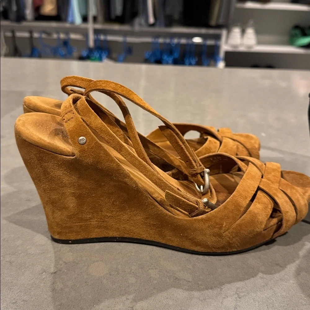 Ugg Australia Soft Black and Tan Women's Wedges size 9 - Picture 4 of 11